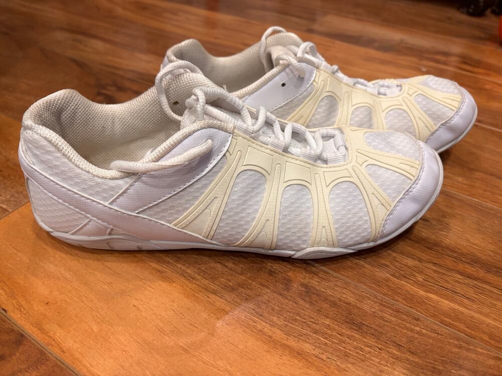 GK elite fusion cheer shoes size 9.5. White and yellow lace up.